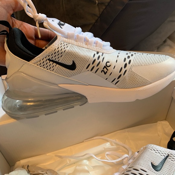 WMNS AIR MAX 270 - Picture 4 of 5